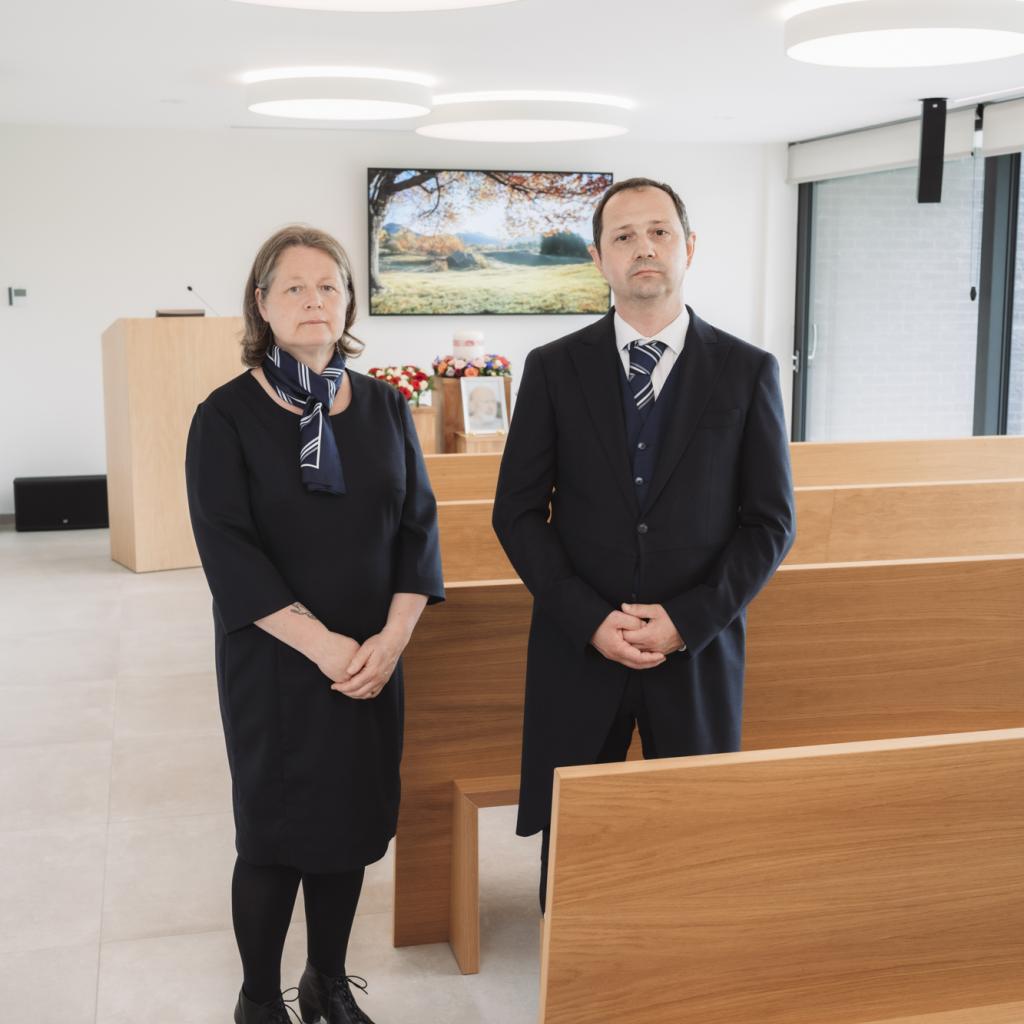 Annick en Gregory van Uitvaartzorg Bentein Pollet in hun aula te Oudenburg